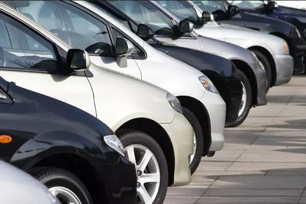 Coches aparcados en batería